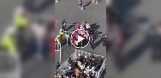 Организаторы марафона удивили зрителей необычным способом перехода через трассу