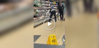 Койот сховався у продуктовому відділі магазину