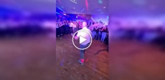 Энергия и акробатика: мужчина зажег на танцполе