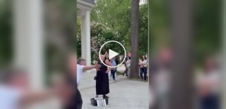 Мужчина на роликах устроил настоящее шоу в парке