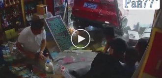 Автомобиль врезался в магазин с картежниками