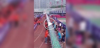 Огромный стол для настольного футбола