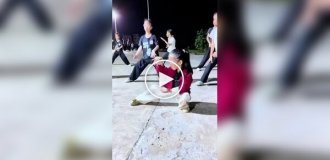 Самый строгий мастер: пятилетняя девочка тренирует учеников в Китае