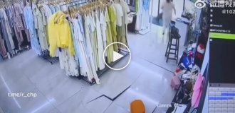 Прорыв подземной трубы превратил магазин одежды в канализационное болото
