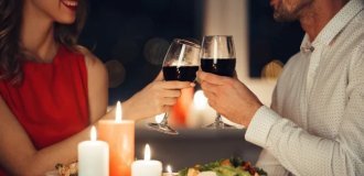 Мужчина подал в суд на ресторан, где его с любовницей сняли на видео (2 фото)