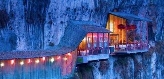 Удивительный висячий ресторан в Китае (13 фото)