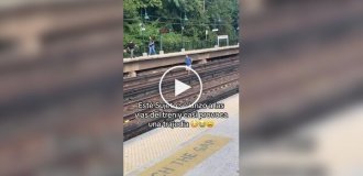 В США полицейский и нарушитель едва не погибли на рельсах