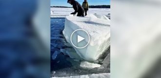 Лодка из глыбы льда с мотором: безумный эксперимент на воде