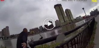 Полицейский Нью-Йорка прыгнул в ледяную реку, чтобы спасти подростка