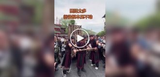 В Китае туристы выстраиваются в очередь, чтобы почувствовать себя преступниками