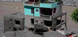 The Little Blue House and the Flood (1 photo + 5 videos)