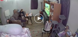 Мужчина в панике из-за паука