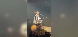 Певица прокатилась на огромной модели змеи на концерте