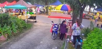 A street vendor suddenly found herself in a sewer (2 photos + 1 video)