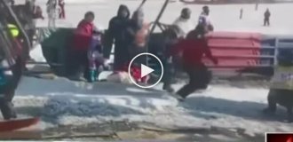 Канатная дорога внезапно ускорилась и заставила туристов прыгать в снег в Китае