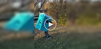 Юмор на грани: парень выбрал образ биотуалета