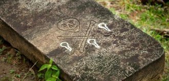 Разрази меня гром! Это же единственное сохранившееся кладбище пиратов (14 фото)