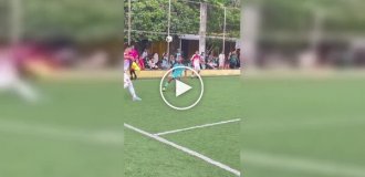 Жесткий момент на матче: футболист случайно встретил бутсой лицо соперника