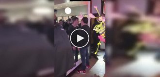 Пьяный парень устроил разборки… со своим отражением в зеркале