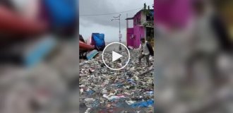 A strong tidal wave brought tons of garbage to the coast Mumbai