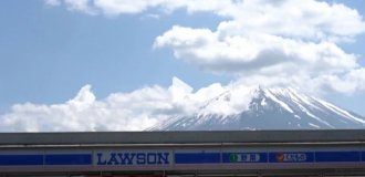 Japanese city quietly removed the fence in front of Mount Fuji (4 photos)