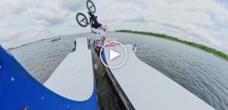 Трюк на BMX между плывущими лодками