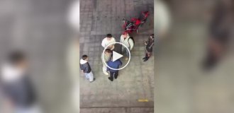 В Китае мужчины вместо кулаков выясняют отношения с помощью плевков в лицо