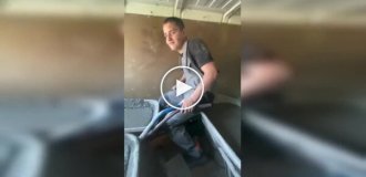 Серб нашел гениальный, но очень опасный способ возить раствор