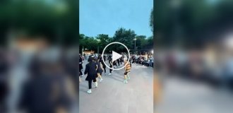 Китайские бабушки от молодежи не отстают