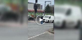 В Лондоне прохожий помог регулировать движение после отказа светофора
