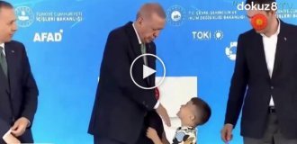 Erdogan slapped a little boy who refused to kiss his hand