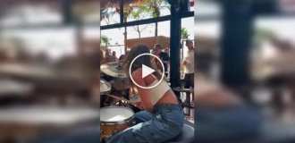 Крістін Беджані: барабанщиця, яка перетворює музику на шоу