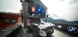 На BMW XM установили музыкальную сцену, но он всё ещё может ездить (4 фото)