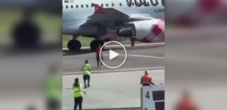 В итальянском аэропорту Бергамо мужчина бросился в работающий двигатель самолета