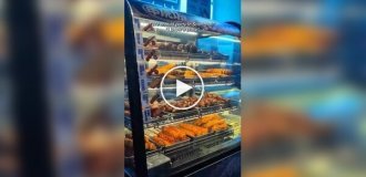 Продуктовий магазин з елементами нічного клубу