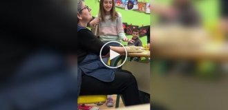 Дети порадовали школьную уборщицу, уходившую на пенсию