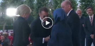 Макрон попытался поцеловать руку первой леди Турции, но получил отказ