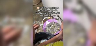 Жена обнаружила деньги, которые муж прятал в двери туалета