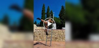 Девушка с впечатляющим чувством баланса