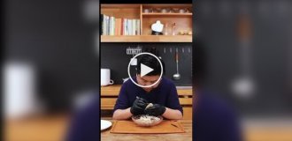 Мужчина приготовил прозрачные жареные куриные крылья