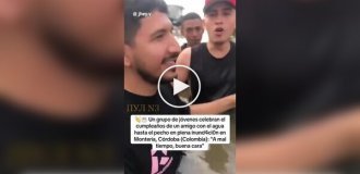 У Колумбії жителі влаштували свято по грудях у воді, використовуючи надувний матрац замість столу