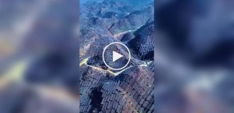 Полностью покрытые солнечными панелями горы в Китае засняли с высоты полета
