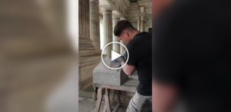 Молодой каменщик из нового поколения мастеров сохраняет традиции европейского зодчества