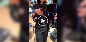 Японец превратил MacBook в аккордеон