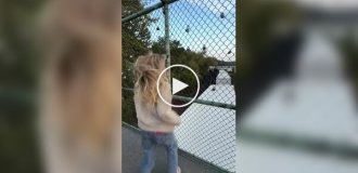 A girl came up with a very unusual way to have fun on a bridge