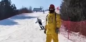 Двое лыжников сняли забавное видео на склоне