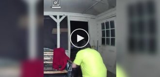 Медведь напал на собаку, и хозяин голыми руками бросился на спасение любимца