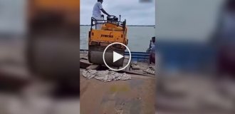 Неудачная погрузка дорожного катка