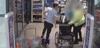 Колясочник мгновенно «исцелился», когда его поймали на воровстве (5 фото + 1 видео)