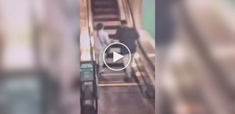 Приключение пары на эскалаторе